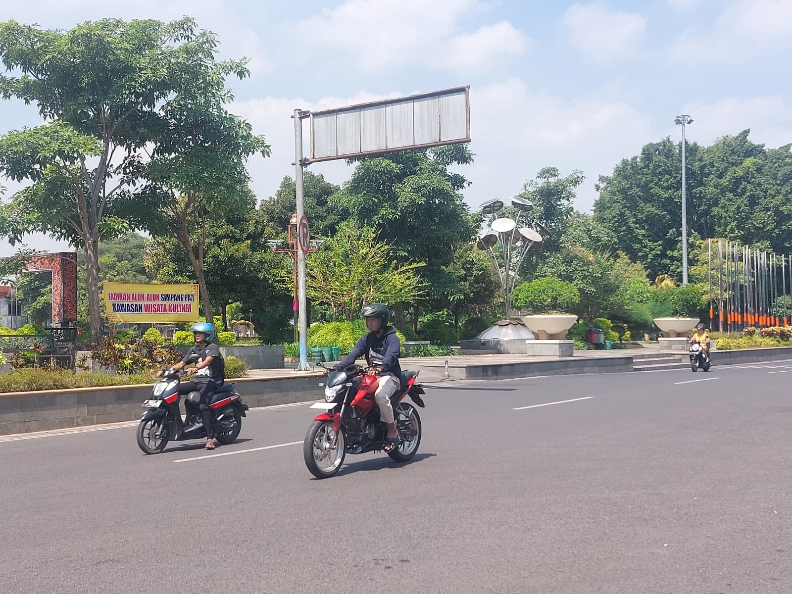 MELINTAS: Pengguna jalan lewat Alun-alun Simpang Lima Pati kemarin. (ANDRE FAIDHIL FALAH/RADAR KUDUS)