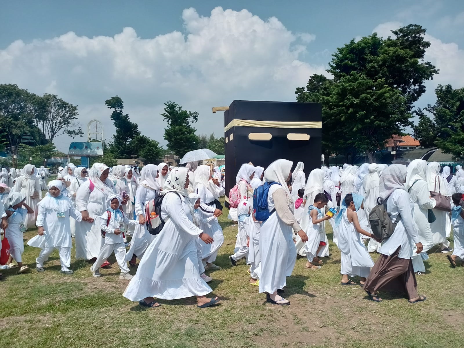 PELAJARAN AGAMA: Ibu-ibu mendampingi anak-anaknya yang duduk di bangku RA untuk ikut manasik haji di Pantai Kartini Jepara, Rabu (29/5). (IGRA JEPARA UNTUK RADAR KUDUS)