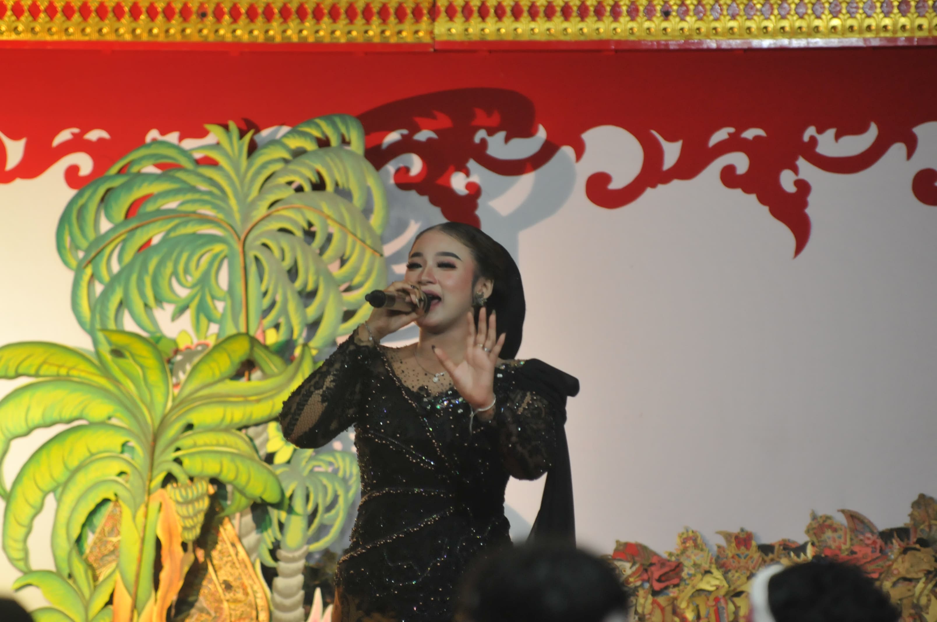 PEMDES NGABLAK UNTUK RADAR KUDUS SINDEN HITS: Niken Salindry saat menjadi bintang tamu dalam pergelaran wayang kulit dalam rangka sedekah bumi Desa Ngablak, Cluwak, Pati, kemarin malam.