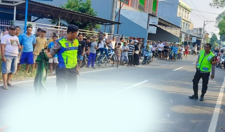 HATI-HATI DI JALAN: Polisi melakukan olah TKP di lokasi kejadian Laka lantas yang menyebabkan satu pengendara tewas di Jalan Kampus UMK. (UNIT LAKA POLRES KUDUS UNTUK RADAR KUDUS)