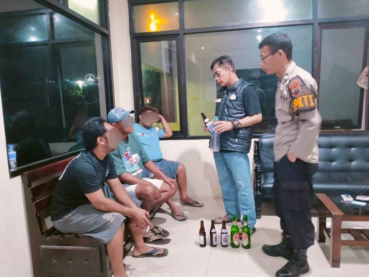 MERESAHKAN: Delapan remaja asyik berpesta minuman keras (miras) digrebek polisi di kos-kosan wilayah Kecamatan Kota kemarin. (POLRES KUDUS UNTUK RADAR KUDUS)