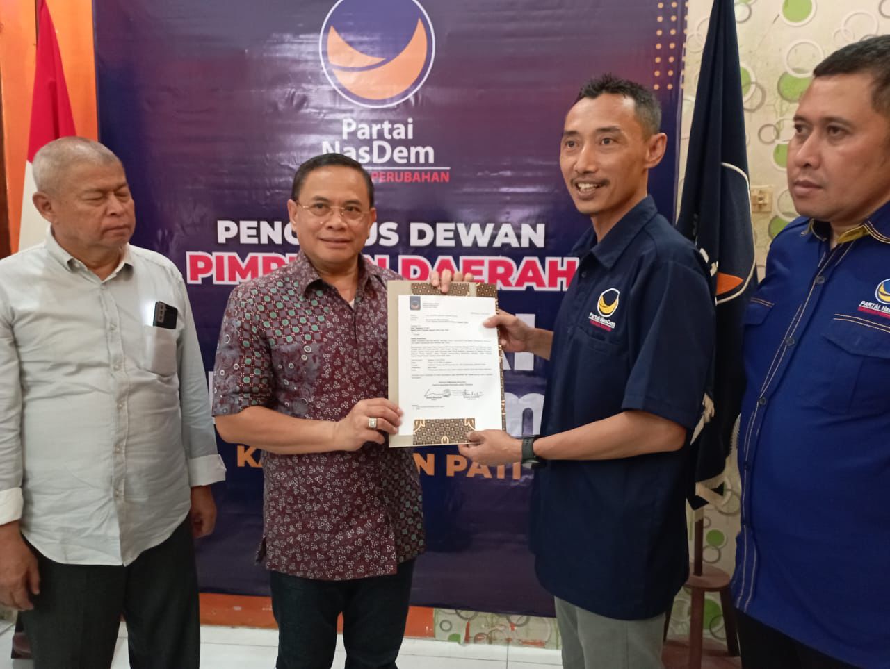 MERAPAT: Bacabup Pati Sudewo bersama timnya mendatangi DPC Partai Nasdem Pati kemarin (3/6). ANDRE FAIDHIL FALAH/RADAR KUDUS