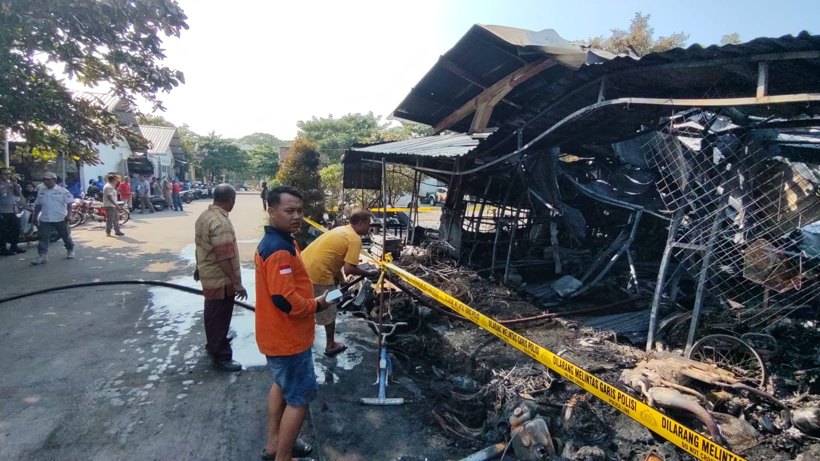 HANGUS TANPA SISA: Petugas Damkar berupaya mendinginkan sisa api yang membakar Pasar Babe, Desa Jati Wetan, Jati, Kudus, kemarin. (GALIH ERLAMBANG W/RADAR KUDUS)