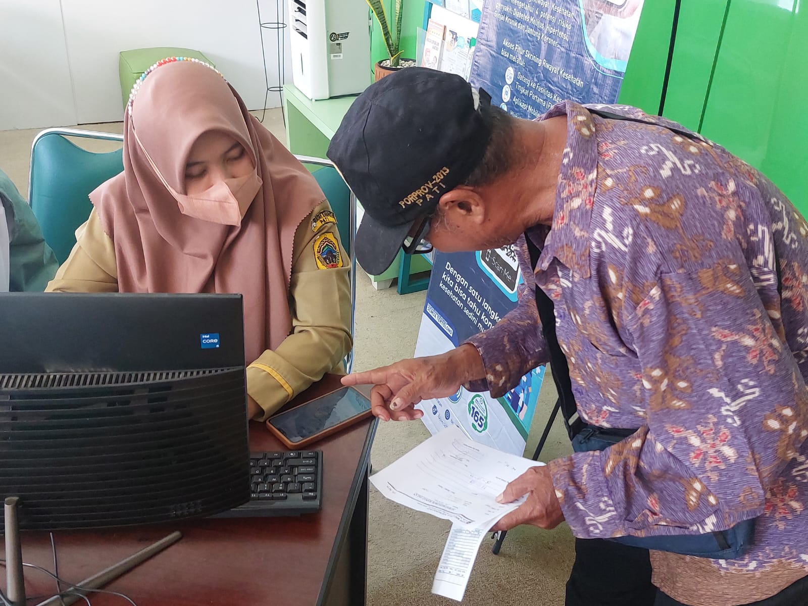 PERIKSA: Warga Pati mengecek pendaftaran BPJS di RSUD RAA Soewondo belum lama ini. (ANDRE FAIDHIL FALAH/RADAR KUDUS)   &nbsp;