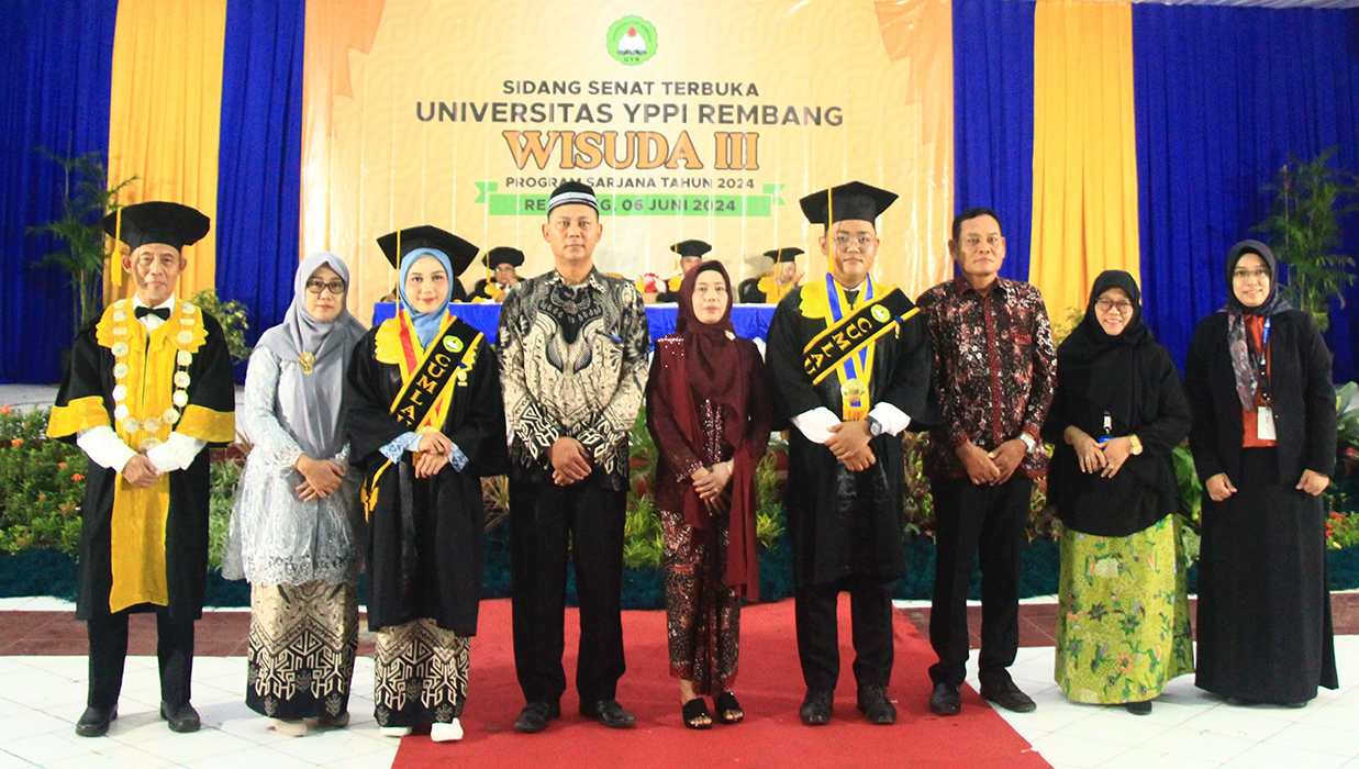 DAPAT PENGHARGAAN: M. Fajar Zahrul Fadli dan Dyah Ayu Dewi Permatasari bersama orang tuanya diberikan penghargaan saat wisuda Universitas YPPI Rembang ke-3 kemarin. (WISNU AJI/RADARPATI.ID)