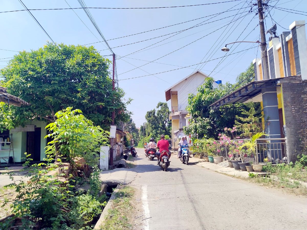 INSIPASI: Pengendara motor melewati jalan baru di Desa Ngembal Kulon, Kecamatan Jati, Kudus. (SEKARWATI / RADAR KUDUS)