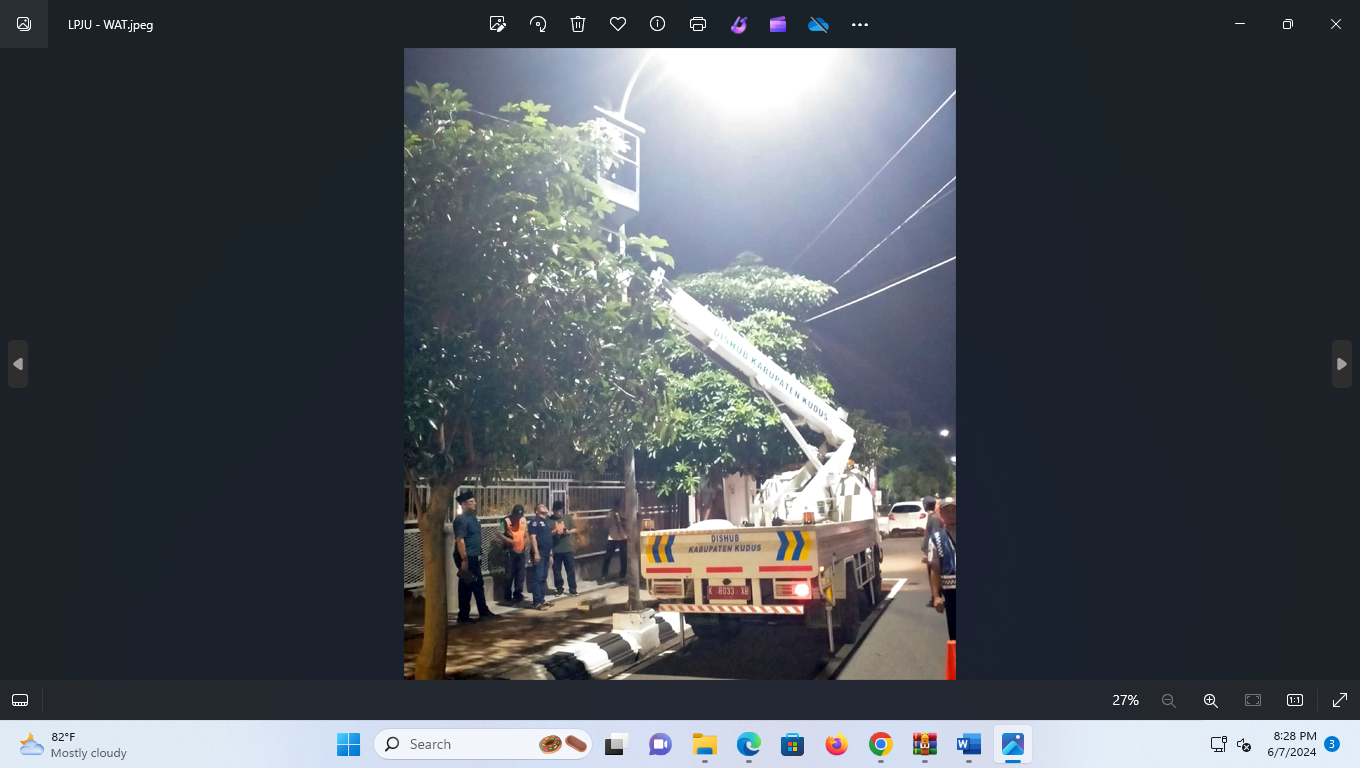 TAMBAH TITIK LOKASI: Petugas LPJU Dishub Kudus mengeksekusi LPJU rusak di Jalan Ahmad Yani, Kudus kemarin.