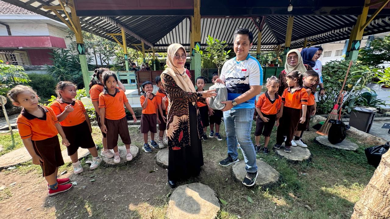 JAGA LINGKUNGAN: BPJS Ketenagakerjaan Pati memberikan tempat sampah bagi sekolah-sekolah. (BPJS TK UNTUK RADAR PATI)