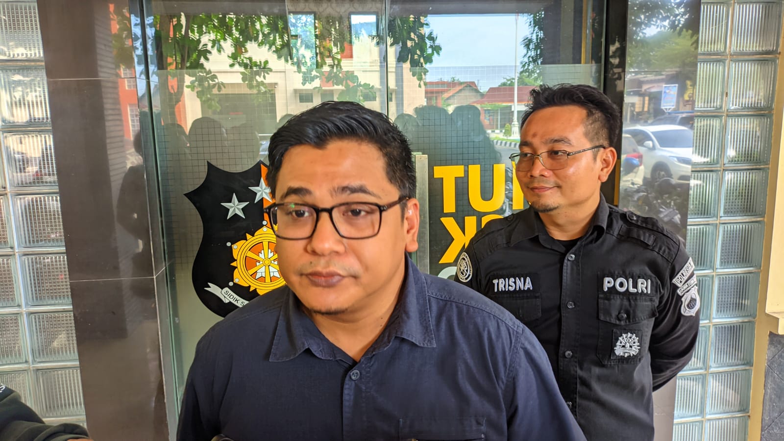 MAIN HAKIM SENDIRI: Kapolsek Sukolilo saat melihat kondisi korban aksi main hakim sendiri oleh warga Desa Sumbersoko Kecamatan Sukolilo. (POLRESTA PATI UNTUK RADAR KUDUS)