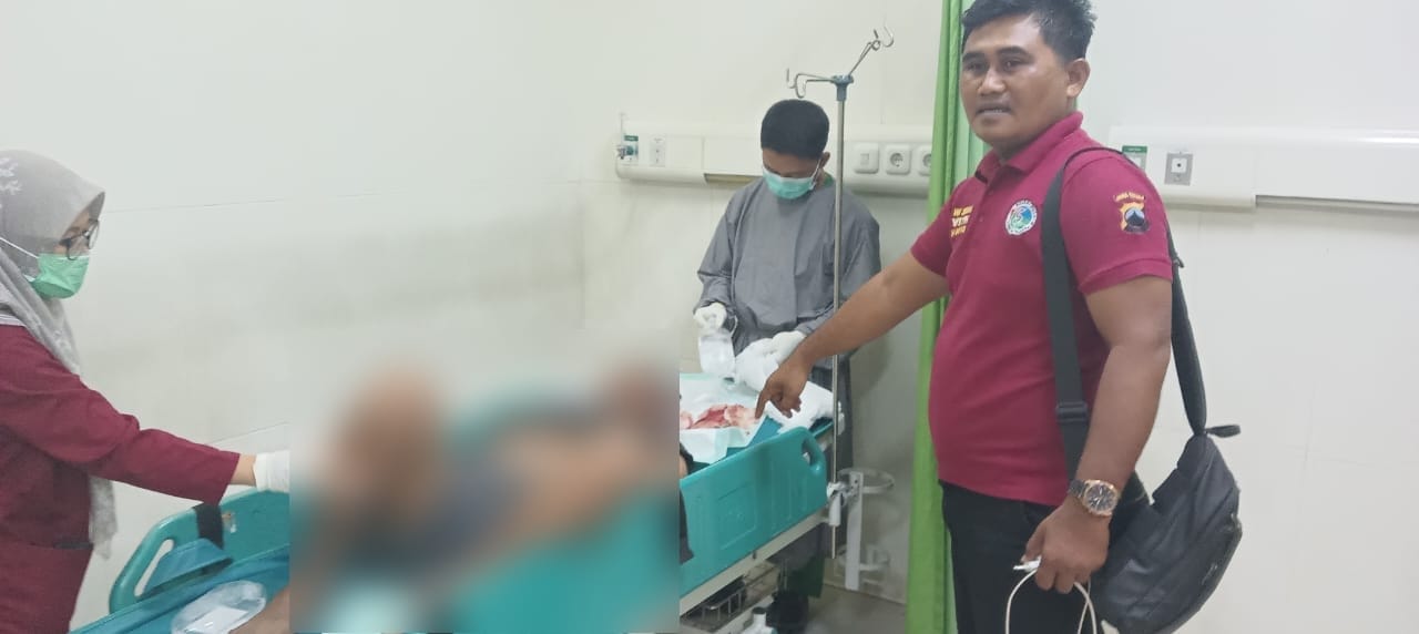DILIHATKAN: Kapolsek Sukolilo AKP Sahlan menunjukkan salah satu korban pengeroyokan di RSUD Soewondo belum lama ini. (HUMASRESTA PATI UNTUK RADAR KUDUS)