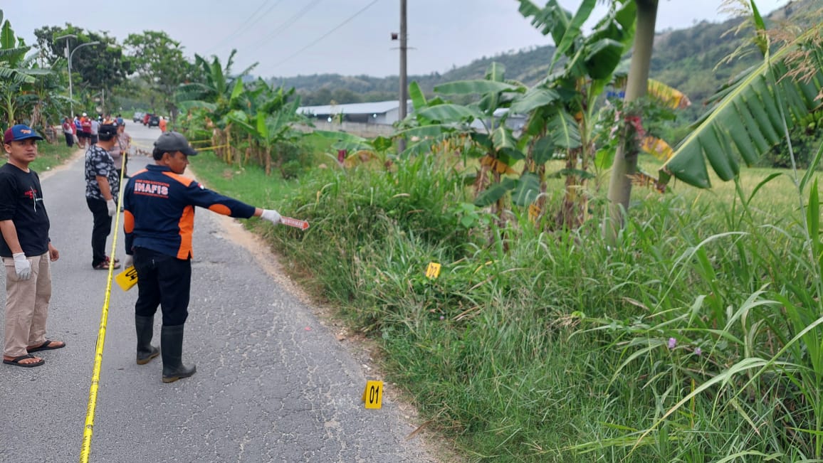 DICEK: Kepolisian mengolah TKP pengeroyokan remaja di jalan Sukolilo-Prawoto baru-baru ini. (HUMASRESTA PATI UNTUK RADAR KUDUS)