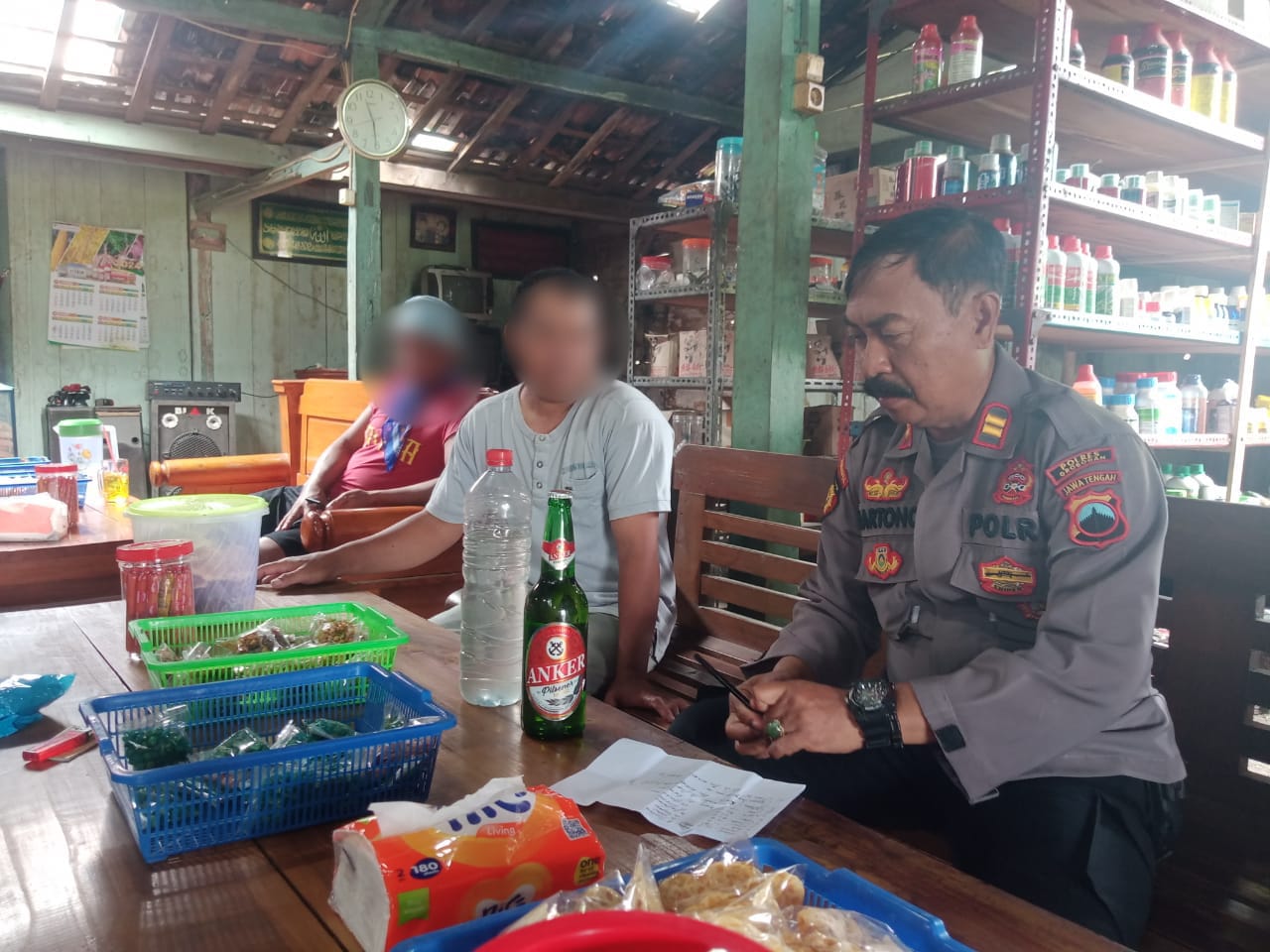 RAZIA MIRAS: Anggota Polsek Karangrayung merazia miras di beberapa warung dalam razia kamtibmas kemarin. (SIROJUL MUNIR/RADAR KUDUS)