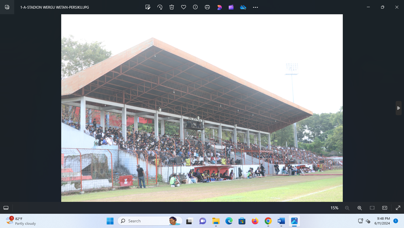 TAK LAYAK: Kondisi tribun utama Stadion Wergu Wetan Kudus yang sudah usang. Stadion ini akan direnovasi agar layak untuk menggelar Liga 2. (DONNY SETYAWAN/RADAR KUDUS)