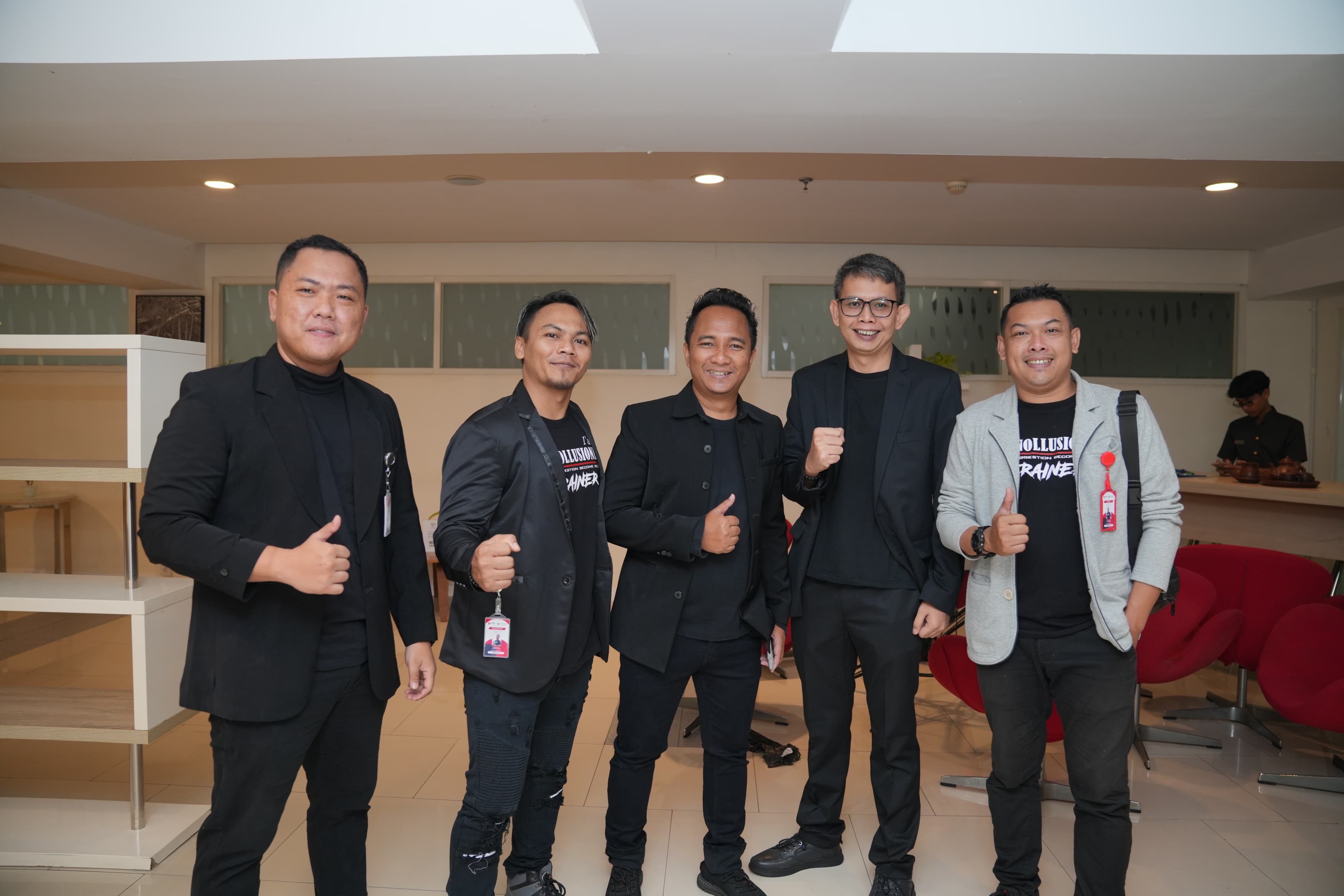 Roni Firmansyah (tengah) pakar hipnoterapi asal Pati. (RONI DELASERNA UNTUK RADAR KUDUS)