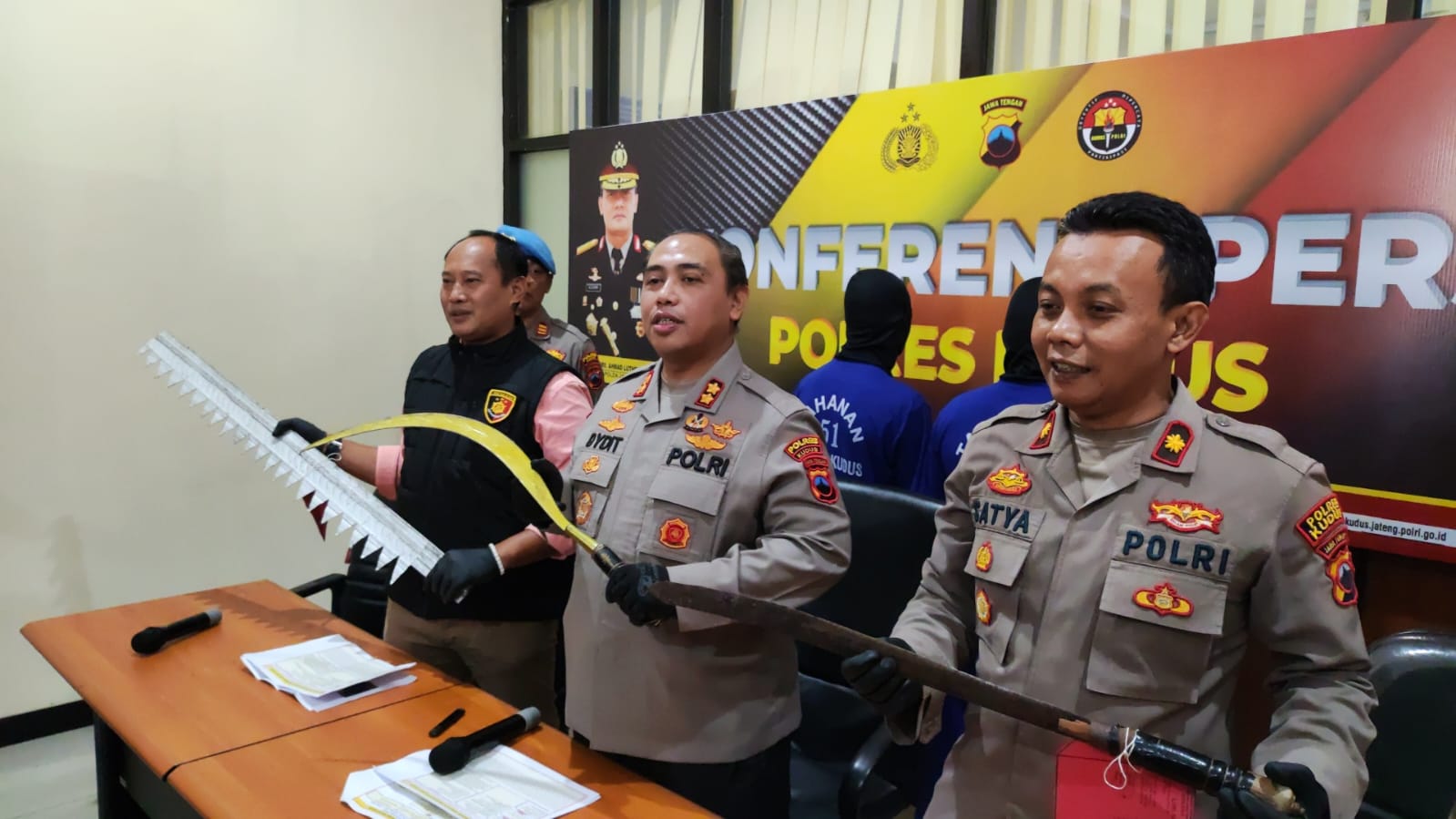 BURON DIBURU: Polisi menunjukkan barang bukti senjata tajam kasus pengeroykan di Desa Medini, Undaan, Kudus. (GALIH ERLAMBANG W/RADARPATI.ID)   &nbsp;