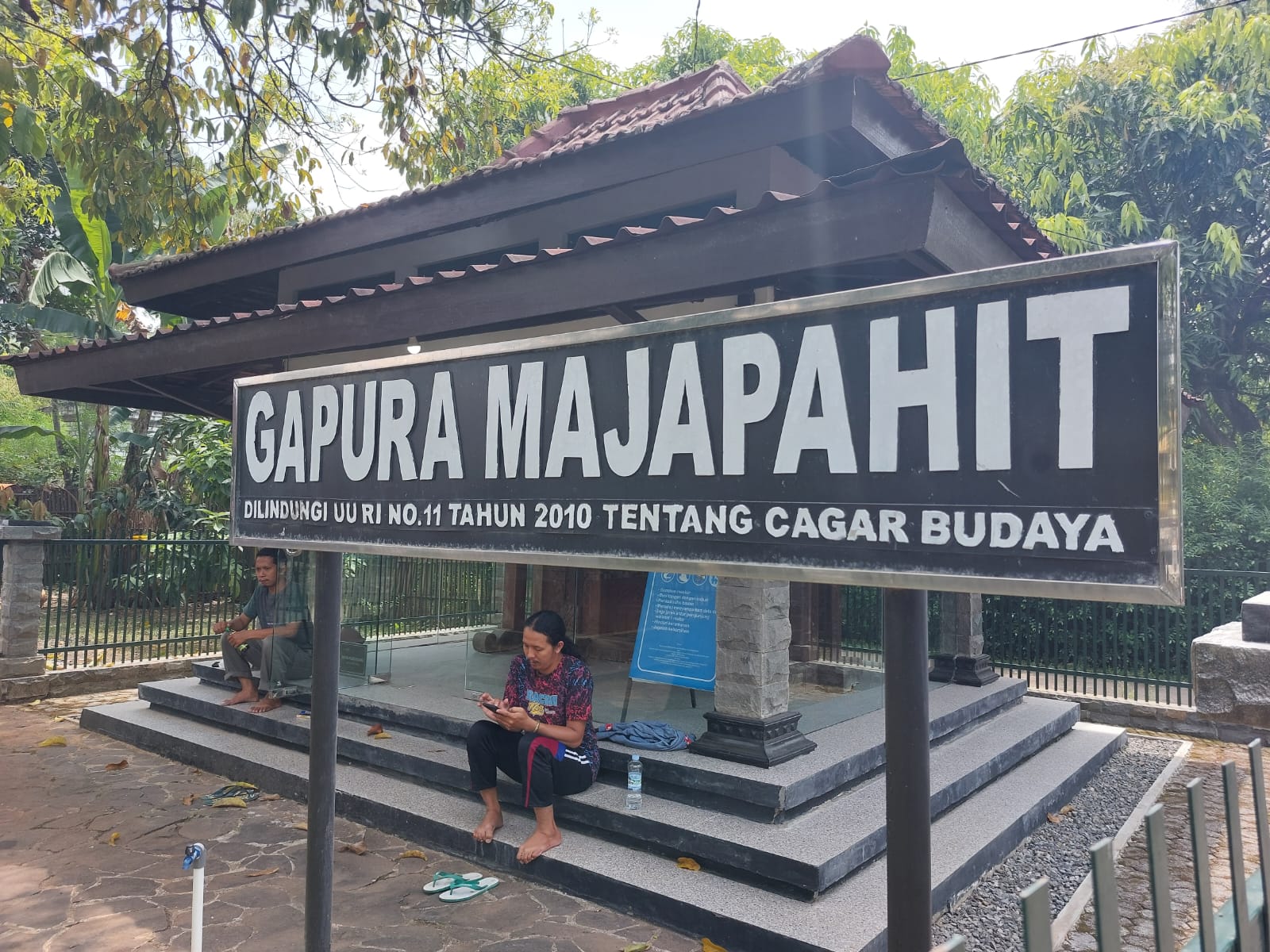 PENINGGALAN SEJARAH: Penjaga Gerbang Majapahit Zaki Arkoni menunjukkan ciri khas motif Kerajaan Majapahit di Desa Muktiharjo belum lama ini. (ANDRE FAIDHIL FALAH/RADAR KUDUS)   &nbsp;