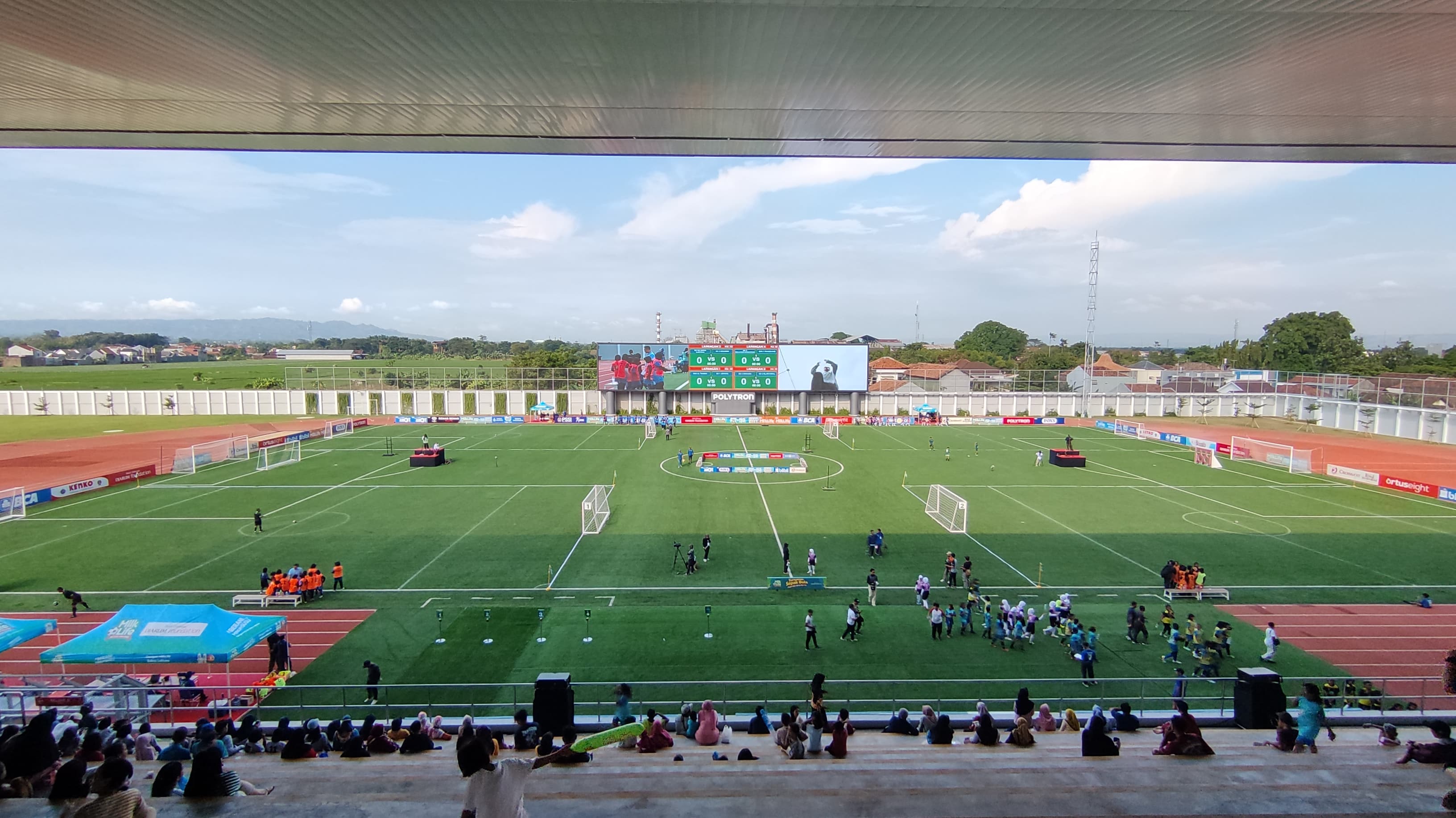 TAK DIIZINKAN: Stadion Super Soccer Arena milik PT Djarum tengah dilaksanakan kompetisi sepak bola putri. (GALIH ERLAMBANG W/RADAR KUDUS)   &nbsp;