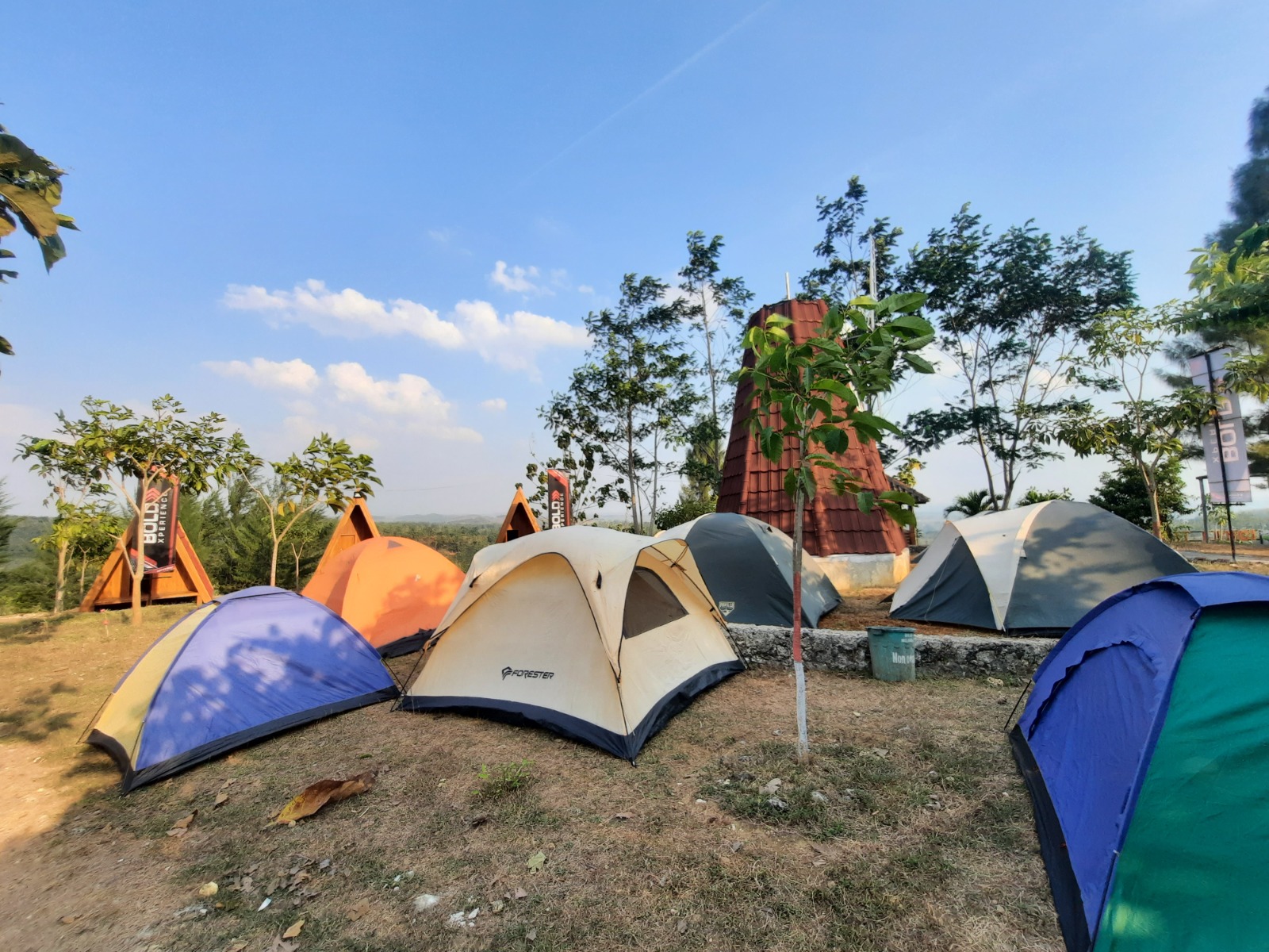 MENARIK: Wisatawan saat camping di salah satu spot di Desa Wisata Bangowan, Kecamatan Jiken, baru-baru ini. (PROKOMPIM PEMKAB BLORA UNTUK RADAR KUDUS)