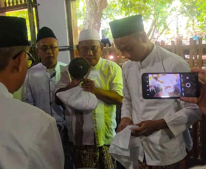 TRADISI TAHUNAN: Proses penjamasan Bende Becak dilaksanakan di Desa Bonang, Lasem, Senin (17/6). (WIDAYAT UNTUK RADAR KUDUS)