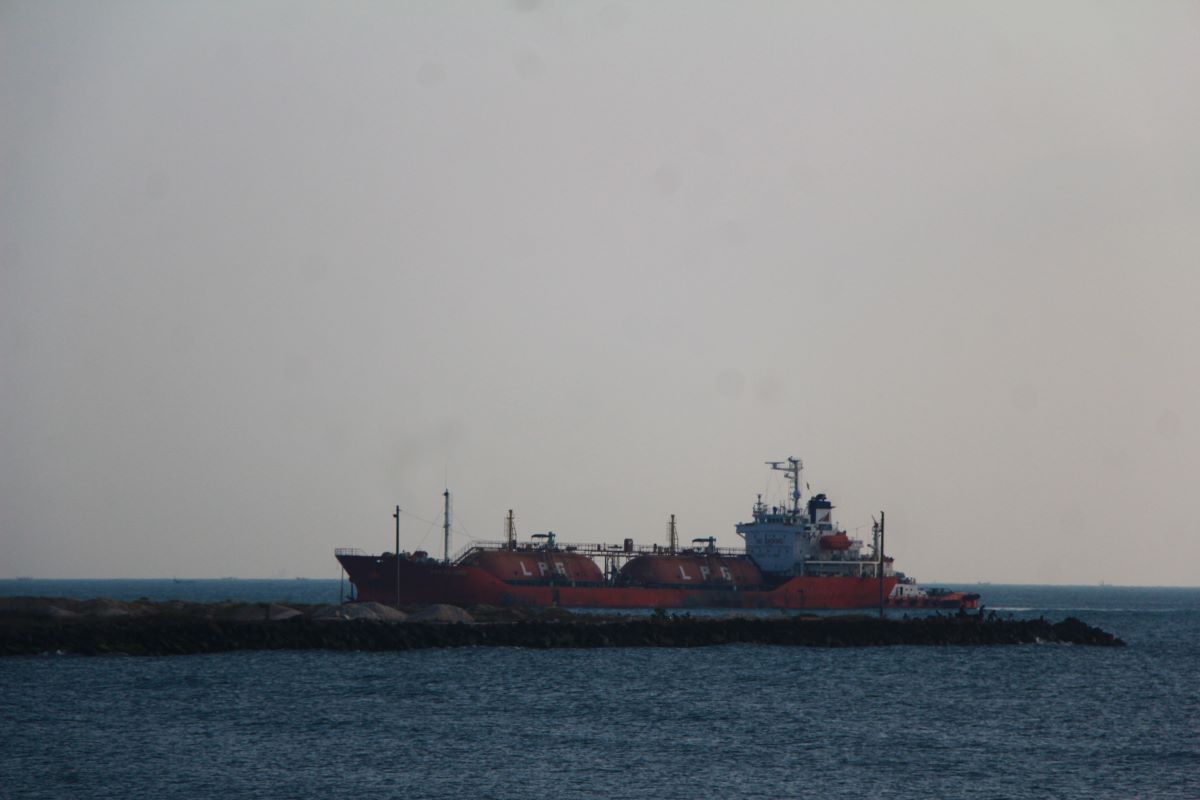 SANDAR: Kapal tongkang bermuatan gas bersandar di dermaga Pelabuhan Sluke baru-baru ini. (WISNU AJI/RADAR KUDUS)