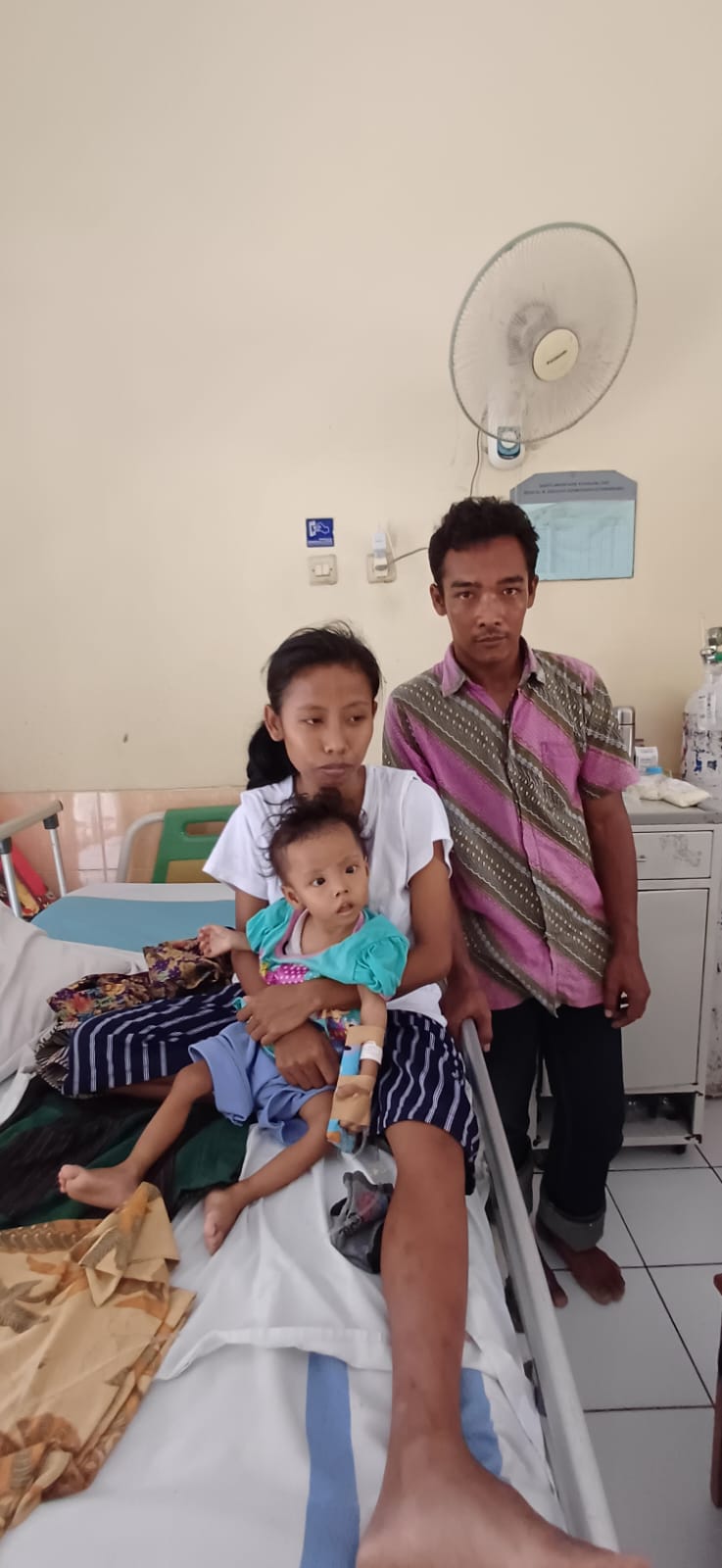 DIPANTAU: Petugas saat melakukan pemantauan dan pelacakan balita gizi buruk. (INTAN MAYLANI SABRINA/RADAR KUDUS)
