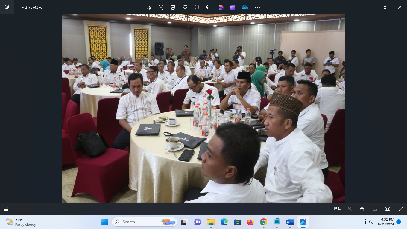 NETRALITAS: Kepala Desa se-Kabupaten Kudus diundang dalam sosialisasi pengawasan Pilkada 2024 di Hotel Kenari Kudus kemarin. (DONNY SETYAWAN / RADAR KUDUS)