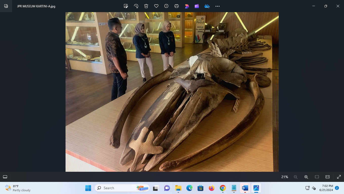 KERANGKA RAKSASA: Pemandu Museum RA Kartini menunjukkan ke pengunjung rangka ikan raksasa yang diberi nama Joko Tuo, ditemukan di Karimunjawa pada tahun 1989. (FIKRI THOHARUDIN/RADAR KUDUS)