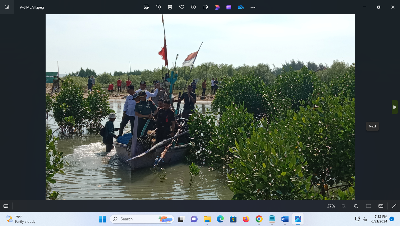 NYEBRANG: Forkopimda sedang menaiki perahu di sekitar tanaman Mangrove baru-baru ini. (VACHRI RINALDY L/RADAR KUDUS)