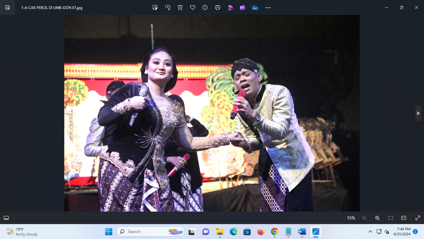 MENGHIBUR: Salah satu penampilan Cak Precil saat tampil pada acara Dies Natalis ke-44 UMK yang digelar di Auditorium UMK kemarin malam. (DONNY SETYAWAN/RADAR KUDUS)