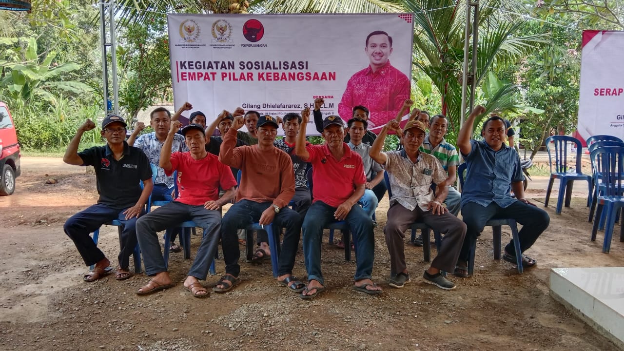 Anggota DPR RI Gilang Dhielafarares bersama warga Jepara. (DOK. UNTUK RADAR PATI)