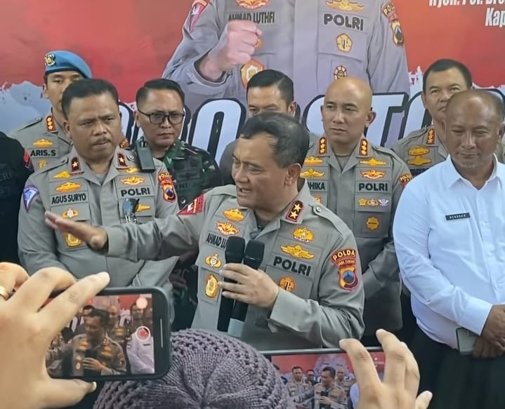 MENGECEK: Kapolda Jawa Tengah Irjen Pol Ahmad Luthfi mendatangi Sukolilo, Pati kemarin (20/6).