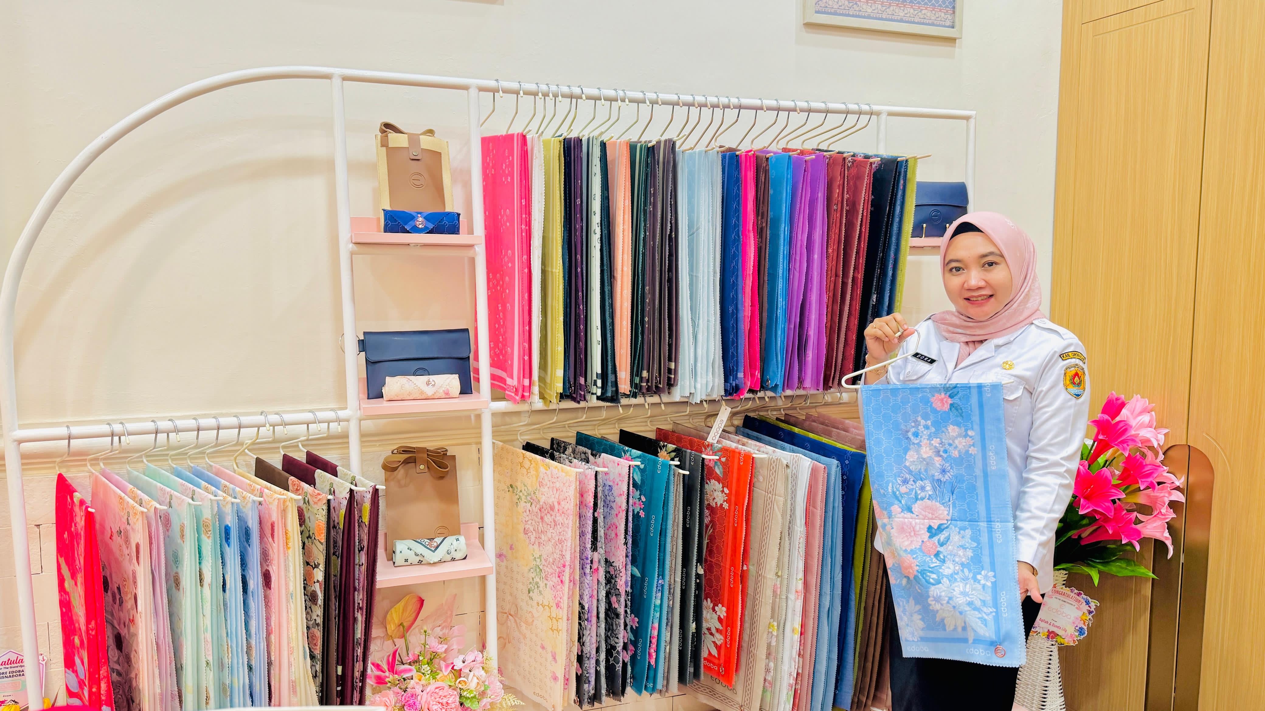 GESIT: Isnadora Herlin Megananda saat menunjukkan koleksi brand hijab di store miliknya. (INTAN MAYLANI SABRINA/RADAR KUDUS)