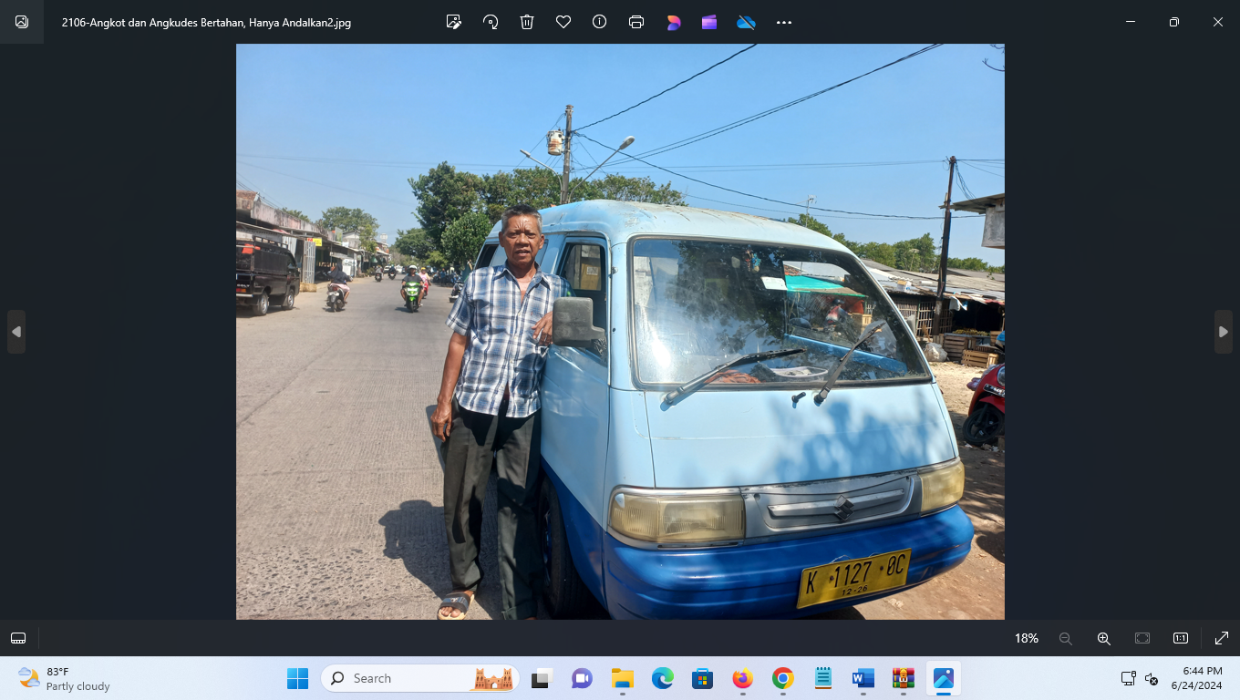 TAK MENARIK: Kondisi salah satu angkot di Kabupaten Jepara seolah tak terurus, yang penting bisa jalan. (FIKRI THOHARUDIN/RADAR KUDUS)