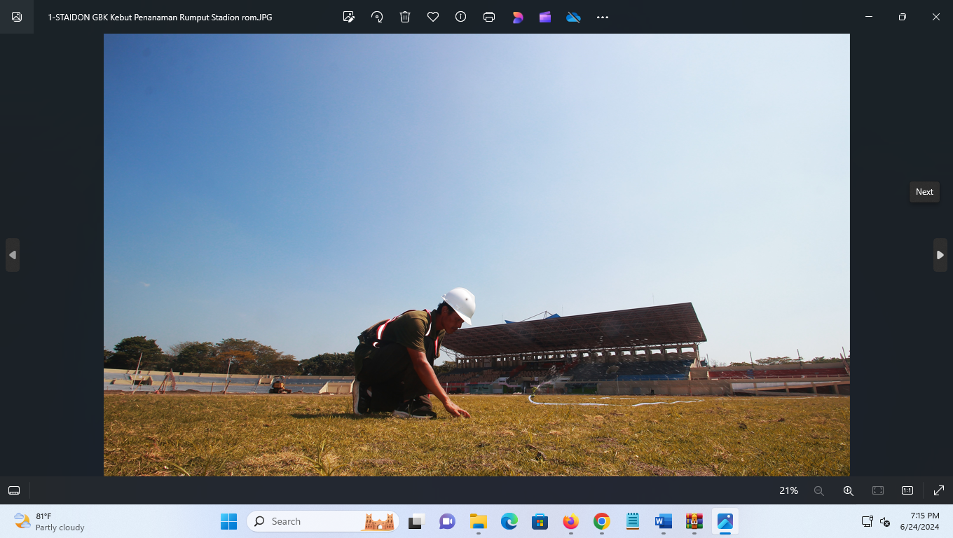 LIHAT PERKEMBANGAN: Petugas mengecek kondisi rumput lapangan Stadion GBK Jepara yang baru saja ditanam. (MOH. NUR SYAHRI MUHARROM/RADAR KUDUS)