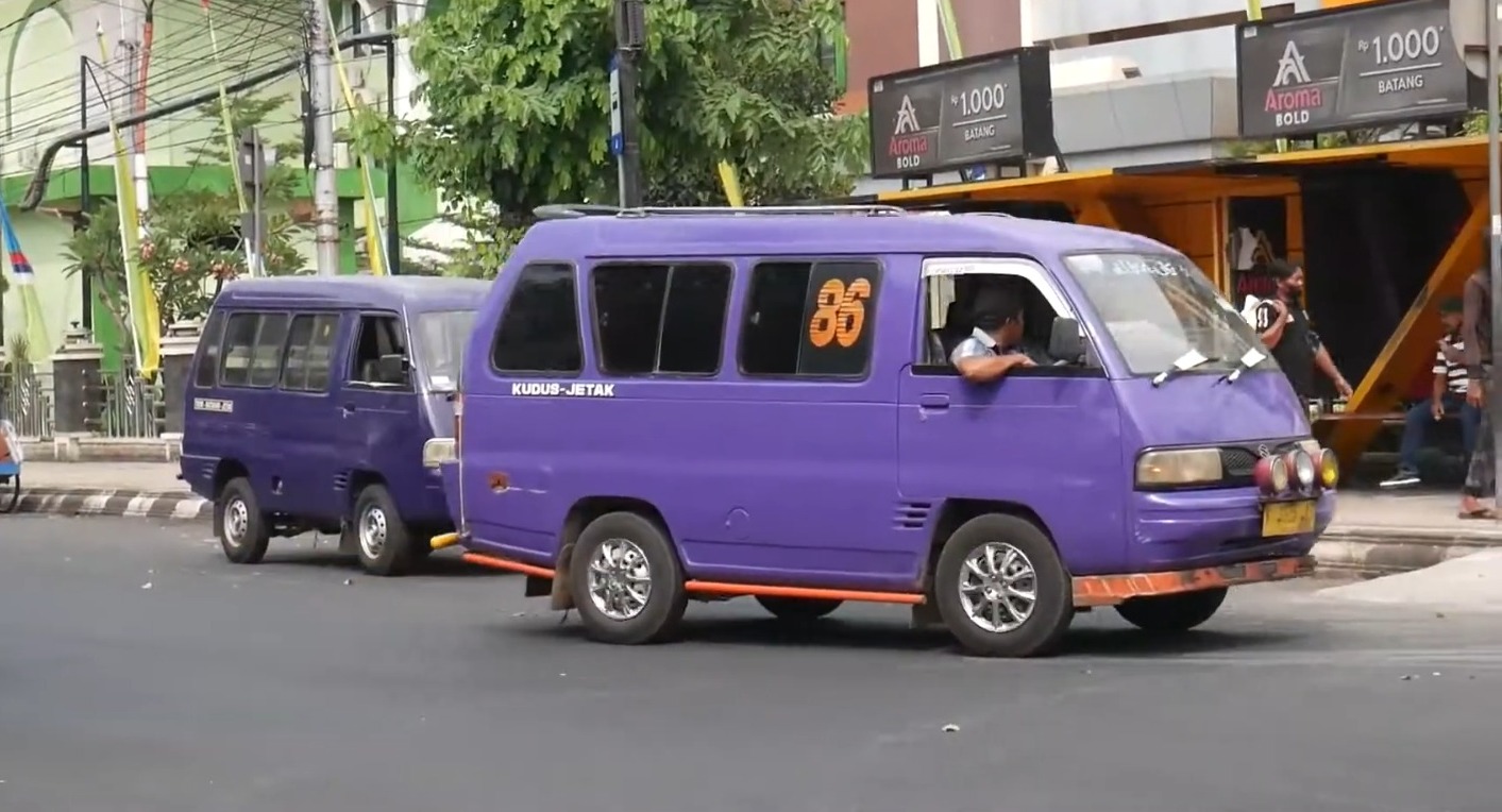 MINIM PEMINAT: Sejumlah angkutan kota mangkal di Jalan Dr Loekmono Hadi, Desa Ploso, Jati, Kudus, untuk menunggu penumpang. (SEKARWATI/RADAR KUDUS)   &nbsp;