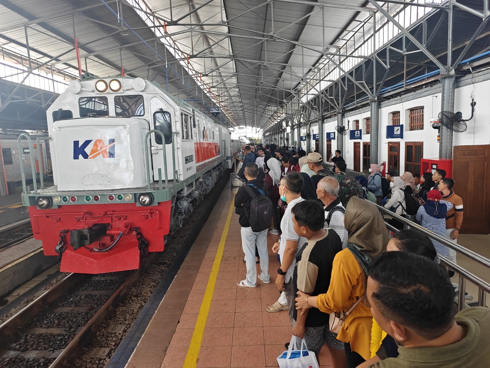 PERENCANAAN: Kondisi ramai penumpang kereta api di Stasiun Cepu. Pemkab Blora bakal reaktivasi jalur Blora &ndash; Cepu. (ARIF FAKHRIAN KHALIM/RADAR KUDUS)