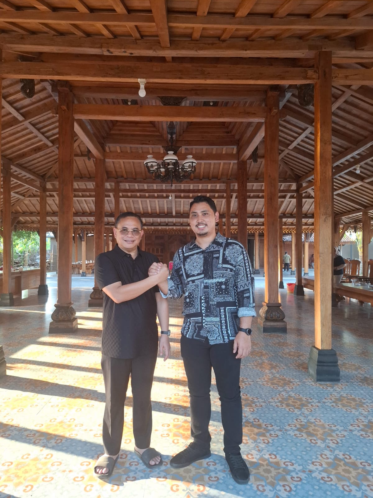GANDENGAN: Calon bupati Pati Sudewo (kiri) bersalaman dengan Ali Ridho di kediaman Sudewo belum lama ini. (UTOMO UNTUK RADAR KUDUS)