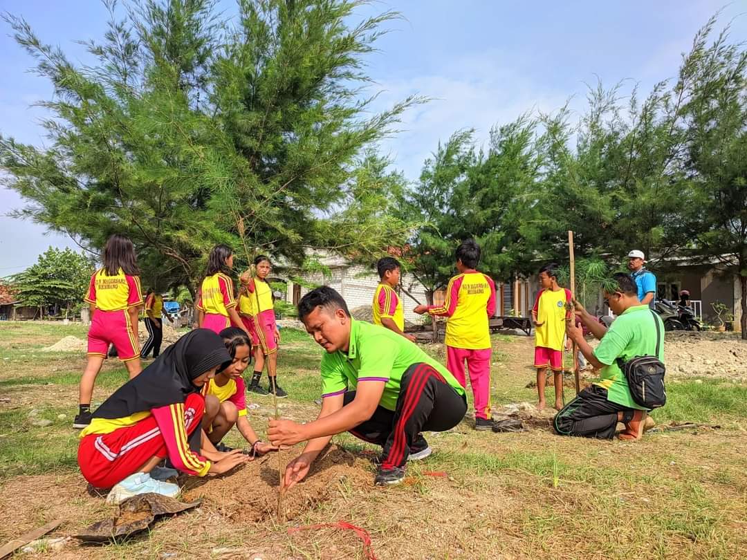 CINTA LINGKUNGAN: Para siswa di SD Magersari Rembang belajar pembenihan pohon kawis beberapa waktu lalu. (VACHRY RINALDI/RADAR KUDUS)