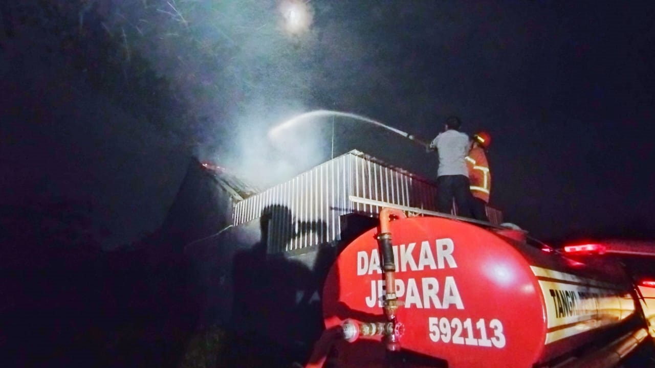PANAS: Petugas berjibaku memadamkan api yang melahap kediaman milik Turaikhan di Desa Krasak, Pecangaan (25/6). (DAMKAR JEPARA UNTUK RADAR KUDUS)