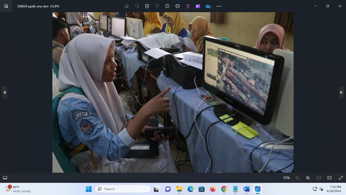 LIHAT JARAK: Siswa melihat peta zonasi di pendaftaran PPDB di sekolah SMA 1 Kudus beberapa waktu lalu. (DONNY SETYAWAN/RADAR KUDUS)