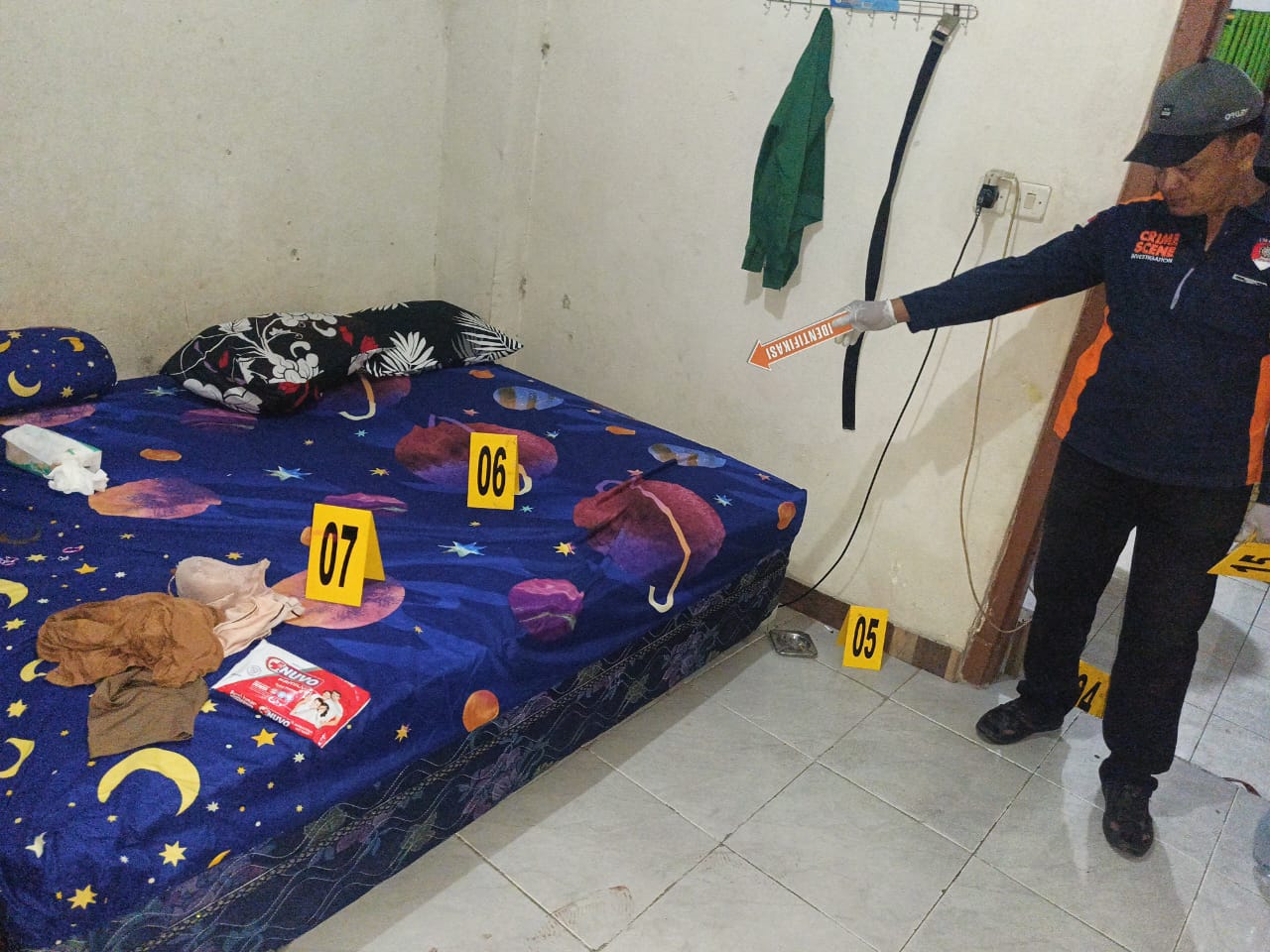 TRAGIS: Polisi mengolah TKP pembunuhan di sebuah kamar kos di Pati. (POLRESTA PATI UNTUK RADAR KUDUS)