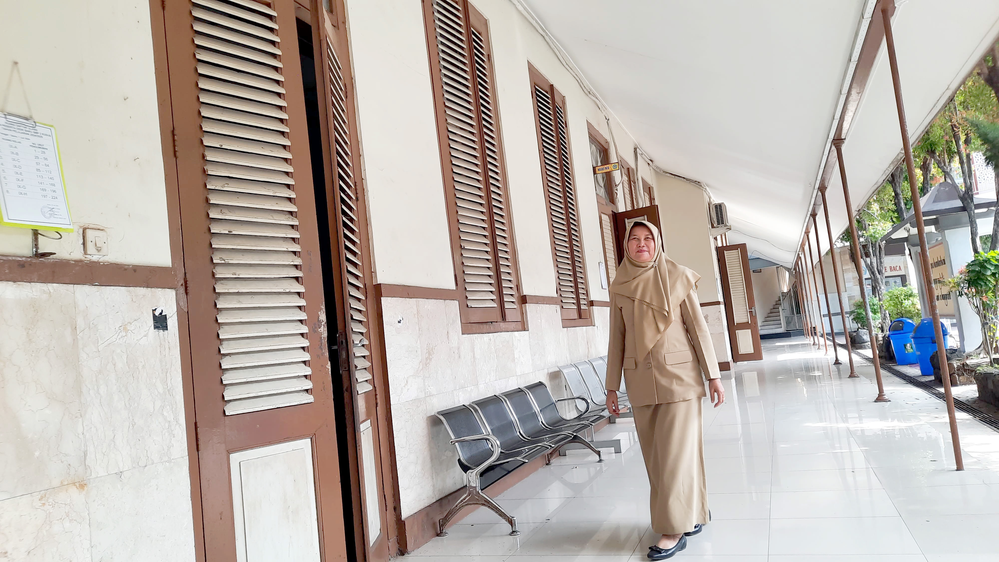 BANGUNAN KUNO: Kepala SMP 2 Kudus In Setyorini memperlihatkan kelas yang masuk BCB. (INDAH SUSANTI/RADAR KUDUS)   &nbsp;