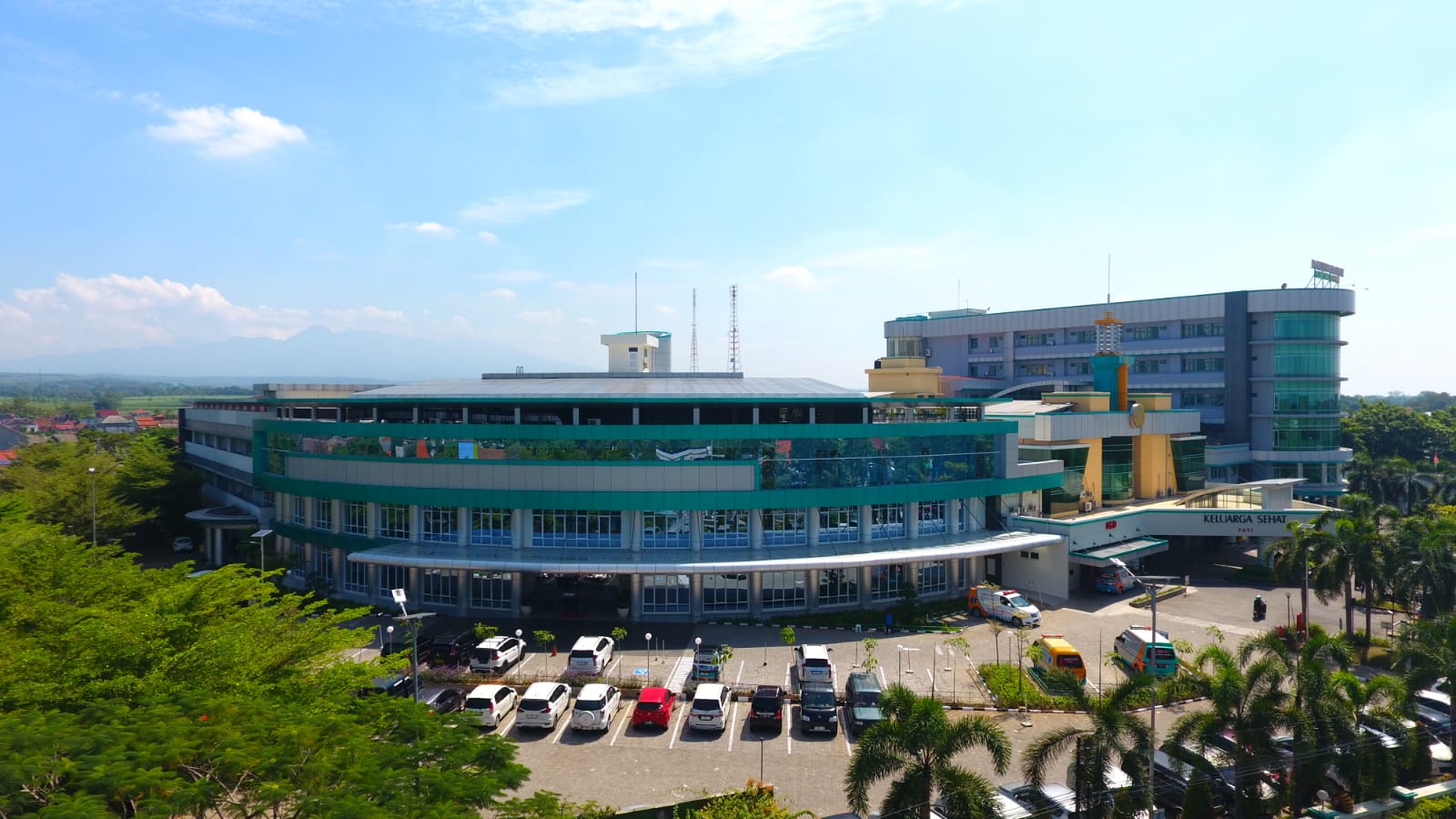 MEGAH : Tampak dari atas Gedung Heart Center RS Keluarga Sehat (KSH) yang baru saja diresmikan. (KSH PATI UNTUK RADAR KUDUS)