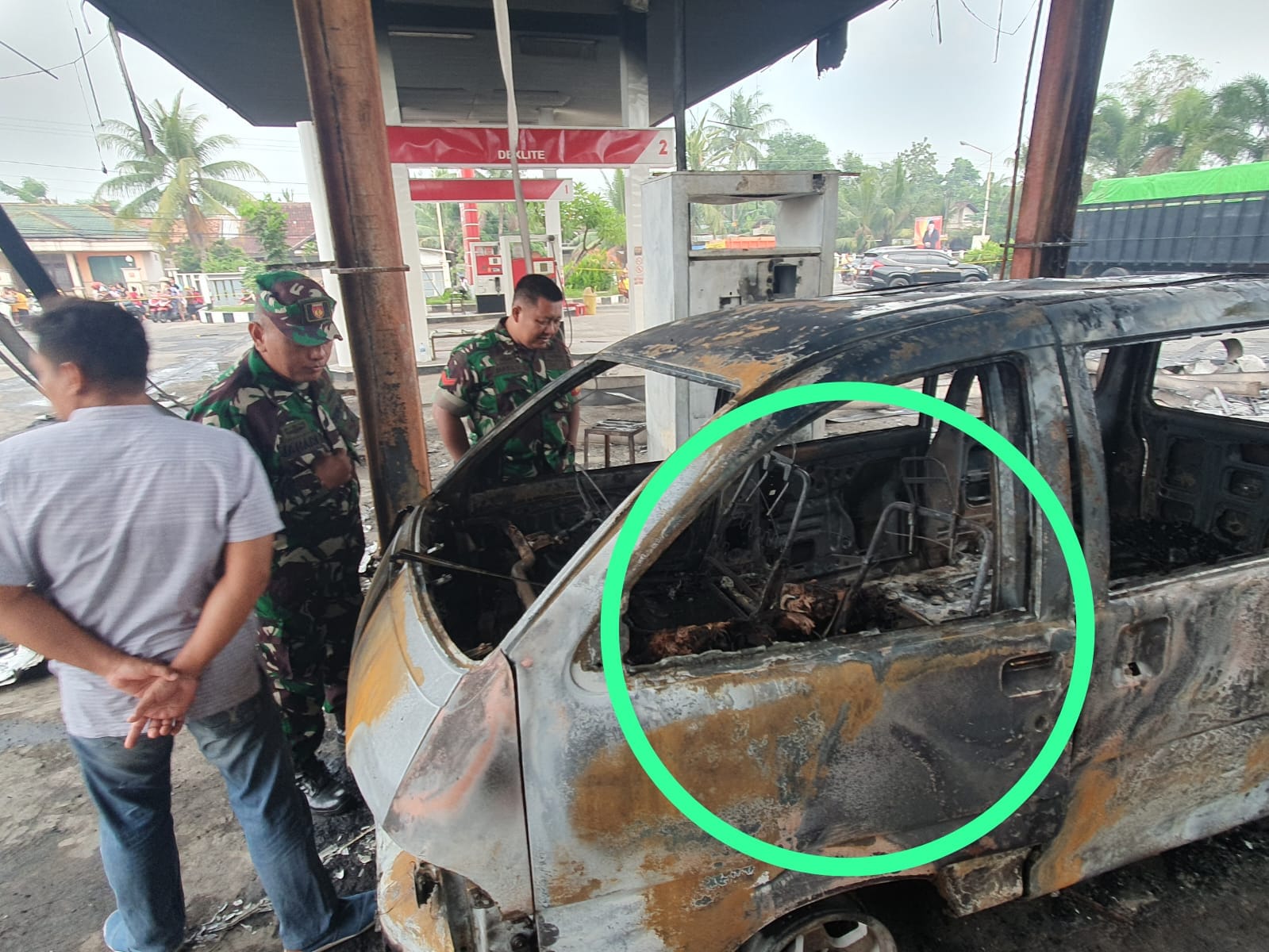 GEGARA KORSLET :  SPBU di Desa Bakalan, Kecamatan Dukuhseti hangus terbakar. (DAMKAR PATI UNTUK RADAR KUDUS)
