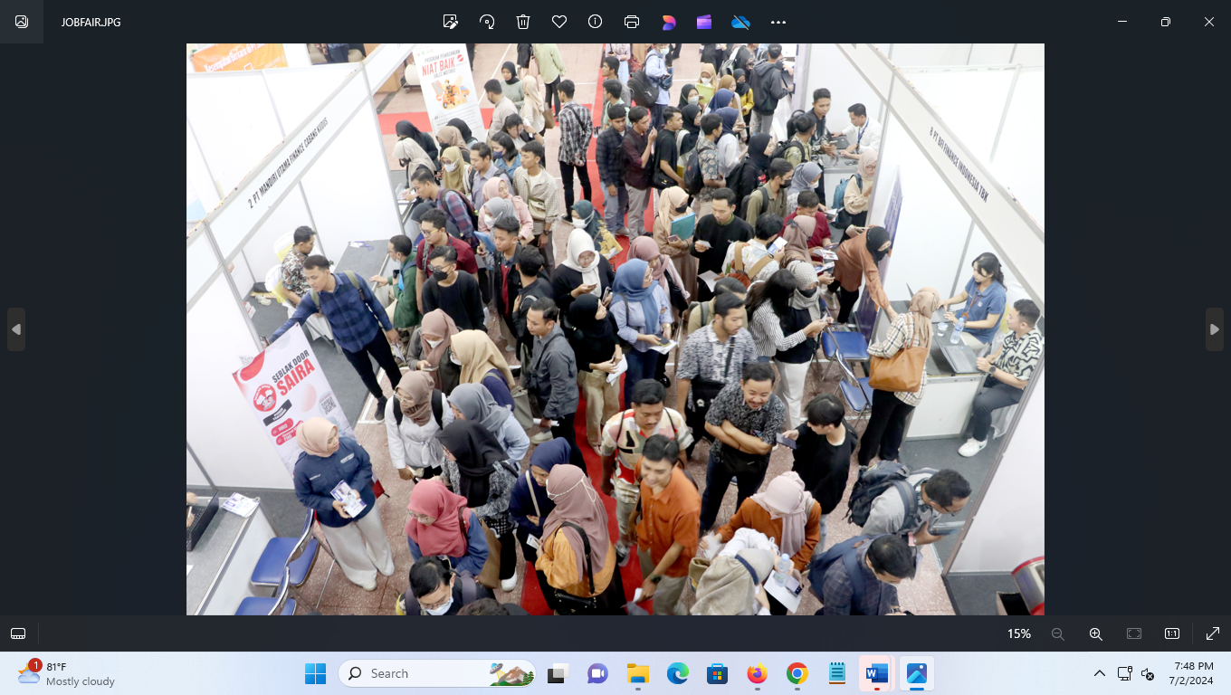 MENCARI KERJA: Para pencari kerja berebut mendaftarkan dirinya di stan-stan pabrik dan instansi saat diadakan job fair di Kampus UMK beberapa waktu lalu. (DONNY SETYAWAN/ RADAR KUDUS)