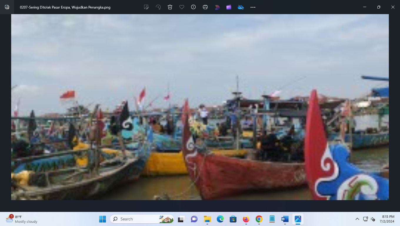 BERLABUH: Sejumlah kapal nelayan tampak bersandar di pesisir pantai Desa Kedungmalang Kecamatan Kedung. (FIKRI THOHARUDIN/RADAR KUDUS)