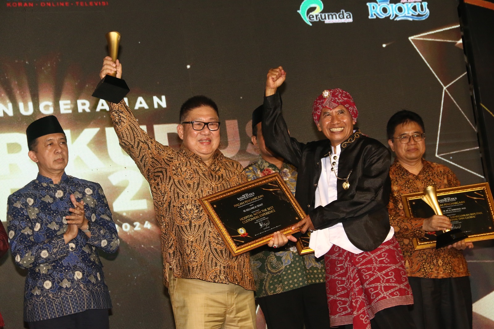 APRESIASI : Komisaris Utama PT Keluarga Sehat Sejahtera drs. Herry Poerwanto menerima penghargaan Radar Kudus Award 2024. (DOKUMEN RADAR KUDUS)