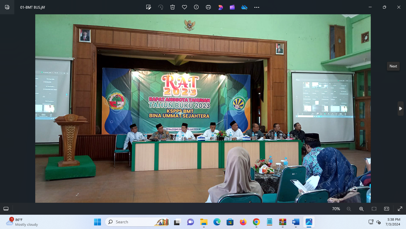 CARI SOLUSI: Anggota KSPPS BMT BUS rapat RAT Kantor Pusat Lasem, Rembang, Sabtu (29/6) lalu. (BMT BUS FOR RADAR KUDUS)