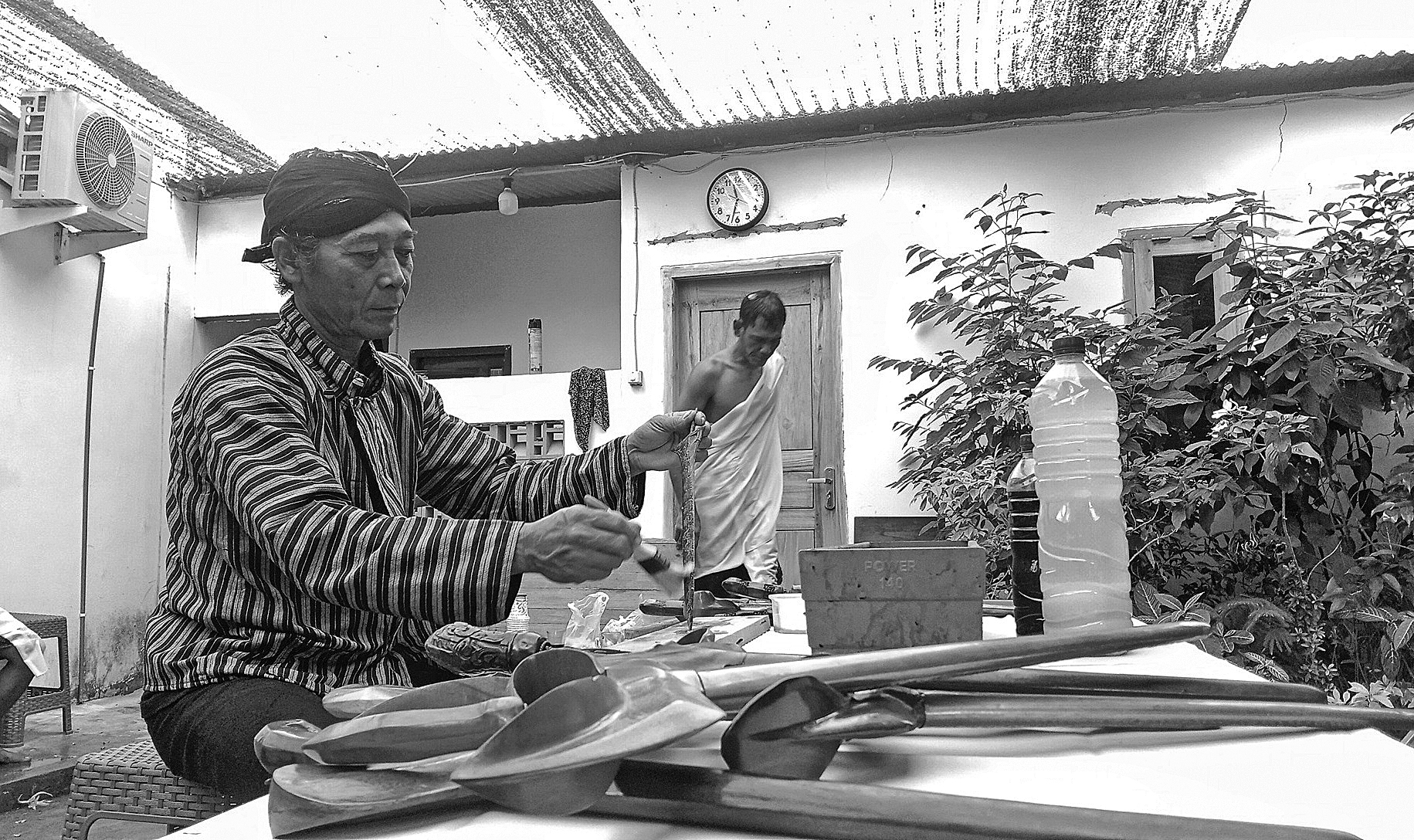 DIBERSIHKAN: Anggota Kumpulan Jawa Lasem menjamas keris saat kegiatan ruwatan menyambut 1 Suro. (VACHRI RINALDY L/RADAR KUDUS)   &nbsp;