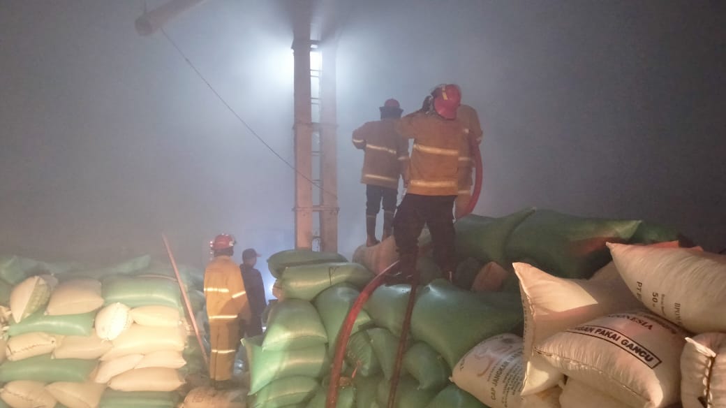 PADAMKAN API: Anggota Damkar Godong memadamkan api gudang oven jagung di Desa Penganten, Kecamatan Klambu, Grobogan (5/7). (DAMKAR FOR RADAR KUDUS)